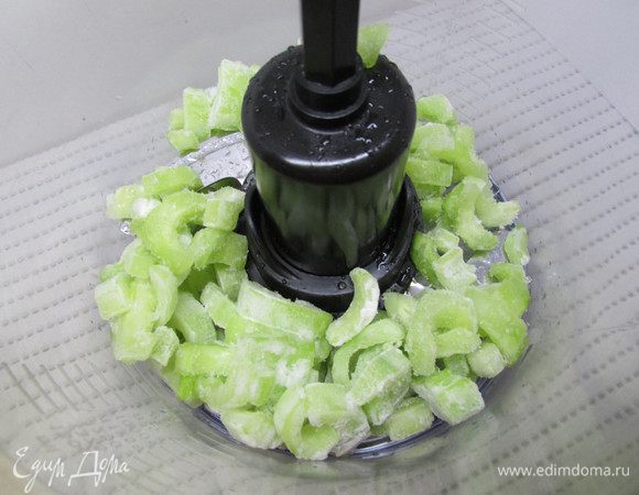 Подмороженные огурцы выложить в чашу блендера и пробить на большой скорости.