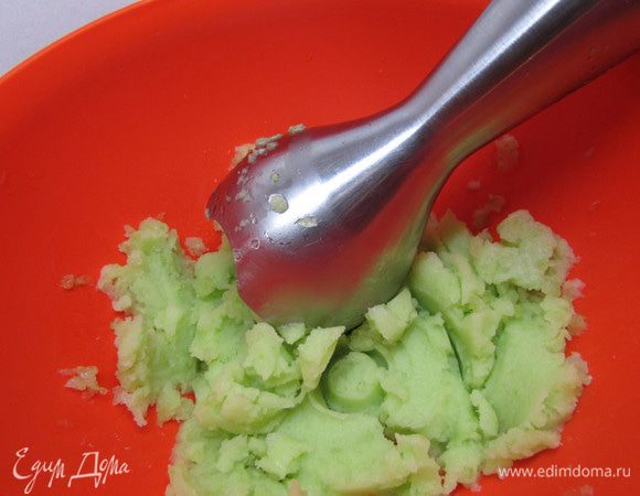 Затем пробить массу погружным блендером.