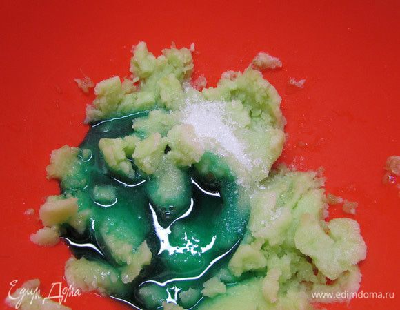 Добавить сахар и мятный сироп. Хорошо все перемешать.