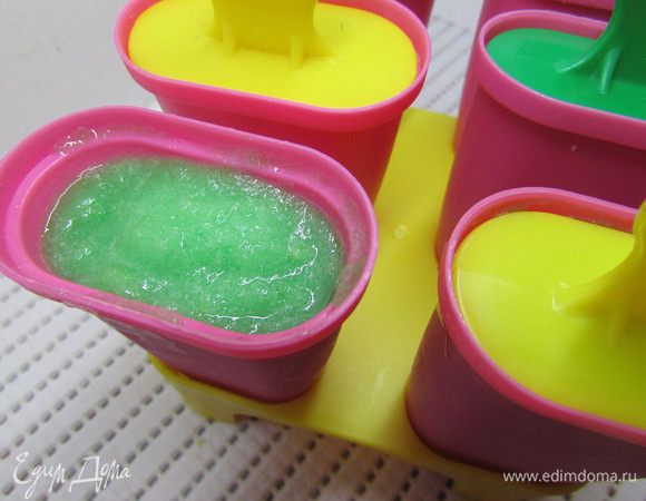 Разложить подготовленную массу по формочкам и отправить в морозильную камеру на ночь.