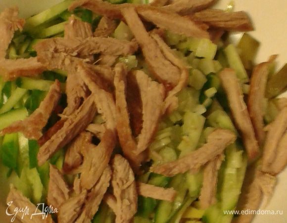 Отварное мясо так же нарезаем соломкой.