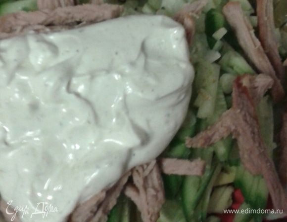 Кладем пару ложек сметаны, зеленый горошек, затем перец по вкусу.