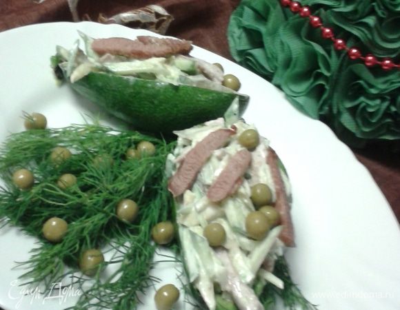 В салате соленые огурцы, поэтому можно обойтись и без дополнительной соли. Салат перемешиваем, выкладываем в "лодочки" из авокадо, украшаем свежей зеленью, горошком.
Приятного аппетита!
