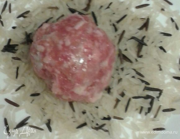 Затем в тарелку насыпаем смесь  белого и темного риса,  обваливаем наши фрикадели. 