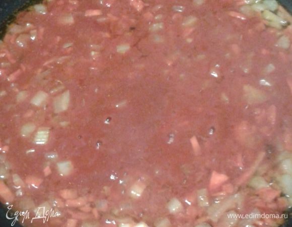 Подать фрикадельки можно с томатным соусом, для этого лук, морковь, стебель сельдерея  режим мелко. На растительном масле  лук доведем до прозрачности,  добавим морковь и сельдерей. Томатную пасту развести  кипятком ( 0,5 стакана)  и добавить в соус тушиться минут 5-7.  