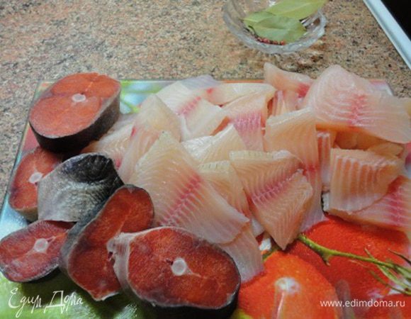 Филе разных рыб ( у меня морской язык, семга и судак) промыть и обсушить на бумажном полотенце, нарезать небольшими кусочками.