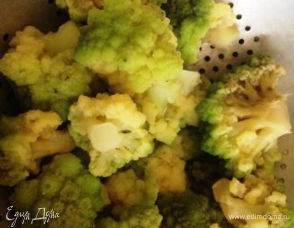 Капусту вымыть, разделить на соцветия, варить в соленой воде 8-10 минут. Вынуть, остудить.