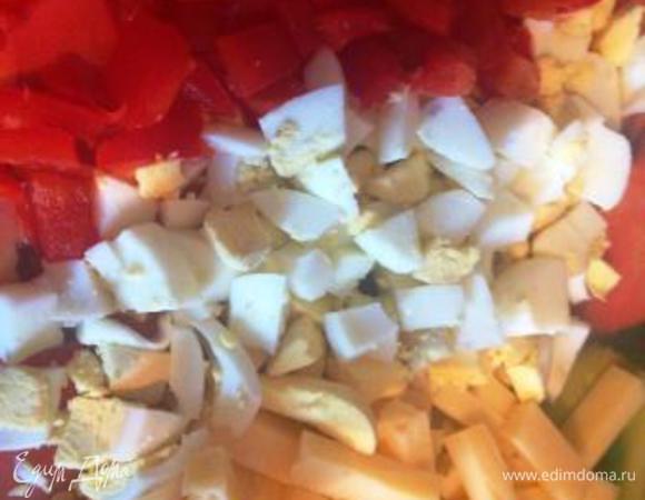 Яйца, лук, перцы почистить, нарезать маленькими кубиками, сыр нарезать полосками.