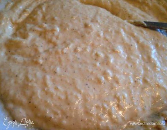 Вареный картофель натереть на мелкой терке, выдавить чеснок, добавить хрен, йогурт, сливки, уксус, оливковое масло, приправить и всё перемешать.