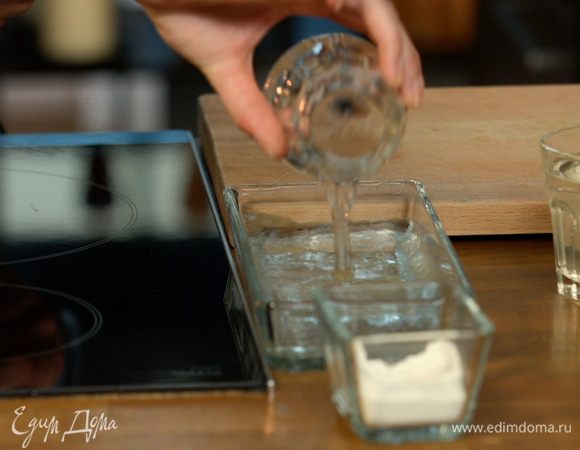 Желатин замочить в воде.