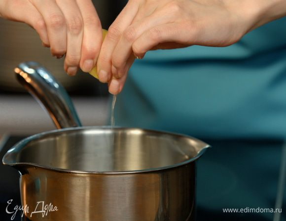 Лимонный сок смешать с абрикосовым соком, подогреть, добавить часть желатина. Это будет верхний слой десерта. 