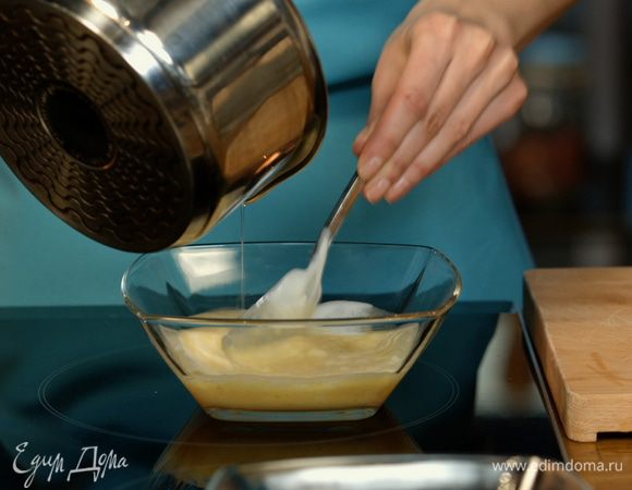 Смешать йогурт и пюре, добавить желатин, перемешать. 