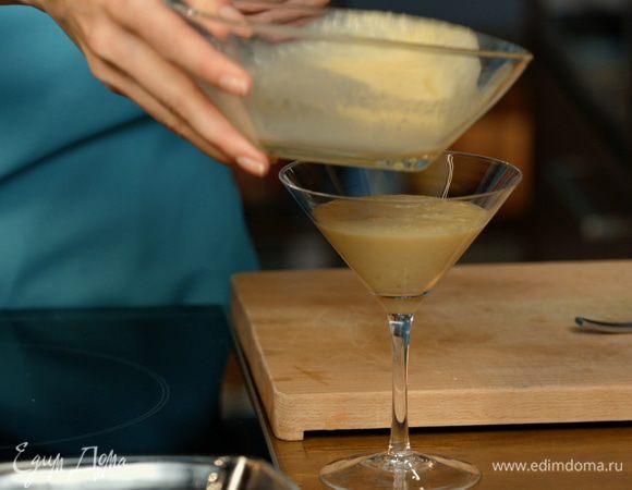 Переложить первый слой в десертный стакан. Убрать в холодильник.