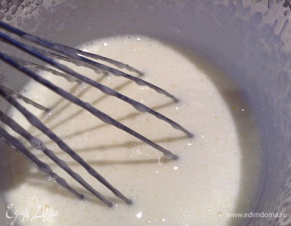 Яйца взбить с сахаром.