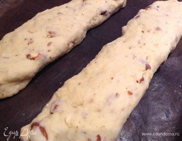 Добавить муку( у меня был крупный апельсин и муки ушло чуть-чуть больше), разрыхлитель и миндаль.