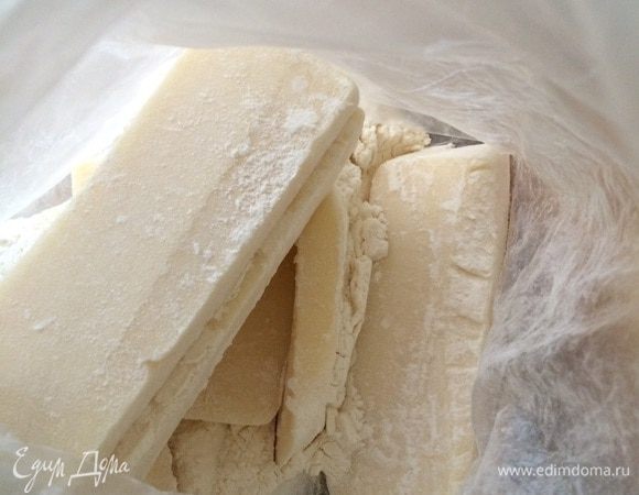 Обваливаем в муке. Рекомендую технику: мука- в пакет, туда же сыр и потрясти - попереворачивать, через 20 секунд все покрыто равномерным тонким слоем муки. 