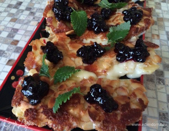 Та-даам. Все подача с ложечкой любимого варенья сверху кусочка и обязательно добавку в небольшой соусник рядом, ну там мята -базилик все дела по вкусу. 