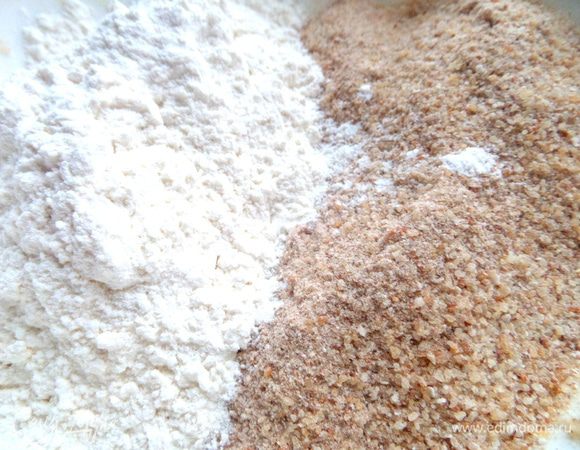 Смешать оба вида муки с разрыхлителем (или содой 1 ч.л.).