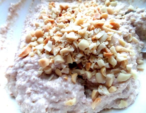 Перемешать ореховую крошку с тестом. Также можно добавить курагу,чернослив,цукаты...