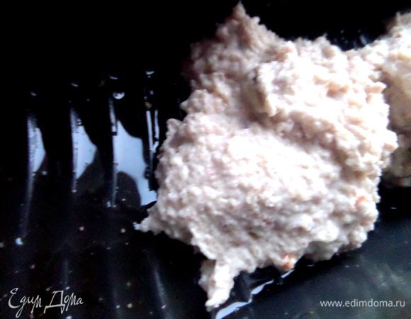 Силиконовую форму "кирпичик" (9 см на 24 см) смазываем растительным маслом и выкладываем всю массу.