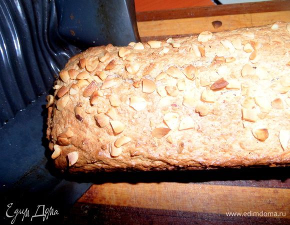 Выпекать при 180* 40-45 минут до сухой шпажки в центре. Дать выскользнуть из формы на доску.