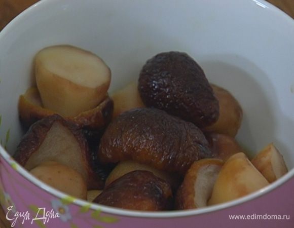 Замороженные белые грибы предварительно разморозить.