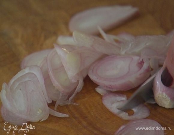 Шалот почистить и тонко порезать.