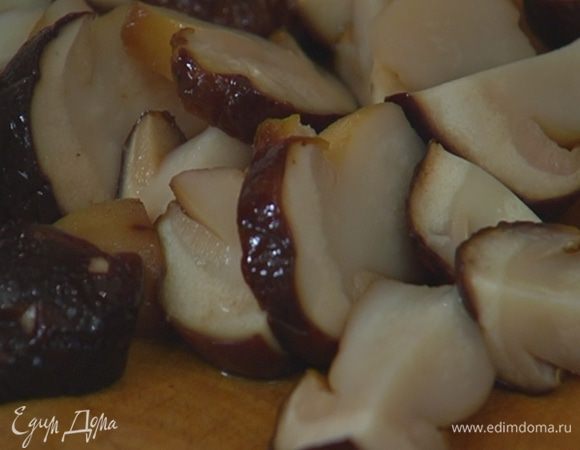 Размороженные белые грибы крупно порезать.