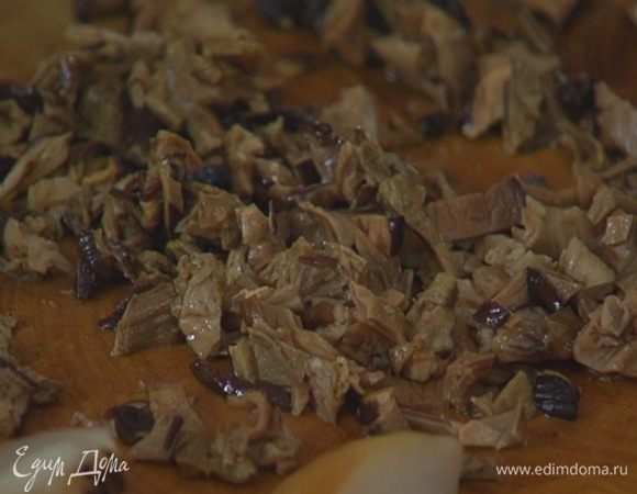 Сухие грибы порезать очень мелко, отправить к луку с чесноком и обжаривать 1–2 минуты.