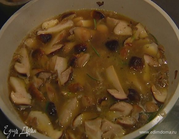 Добавить размороженные грибы, немного посолить, посыпать листьями розмарина и тимьяна, влить воду, в которой замачивались сухие грибы, куриный бульон, все перемешать и готовить минут 10.