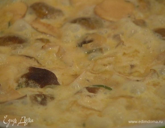 Когда жидкость выпарится и соус станет гуще, влить сливки и слегка уварить.