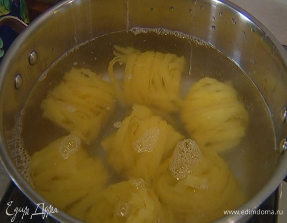 Макароны отварить в подсоленной воде согласно инструкции на упаковке, затем воду слить и вернуть макароны в кастрюлю.