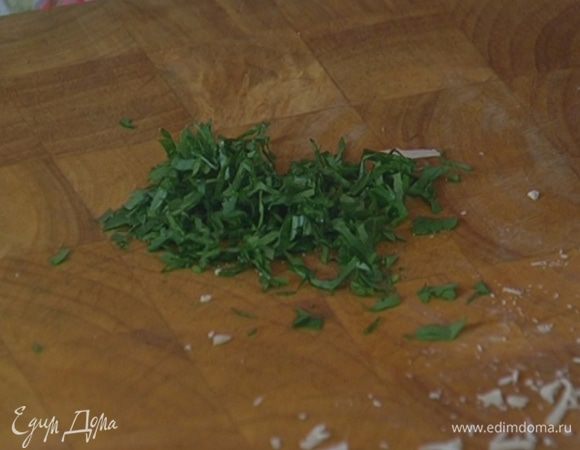 Петрушку мелко порубить.