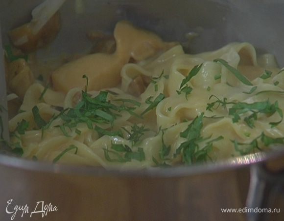 В кастрюлю с макаронами добавить грибной соус, сыр, петрушку и все перемешать.