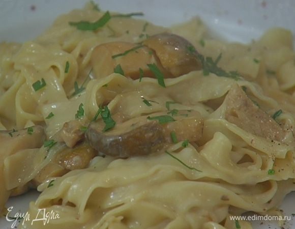 Разложить пасту в тарелки и поперчить.