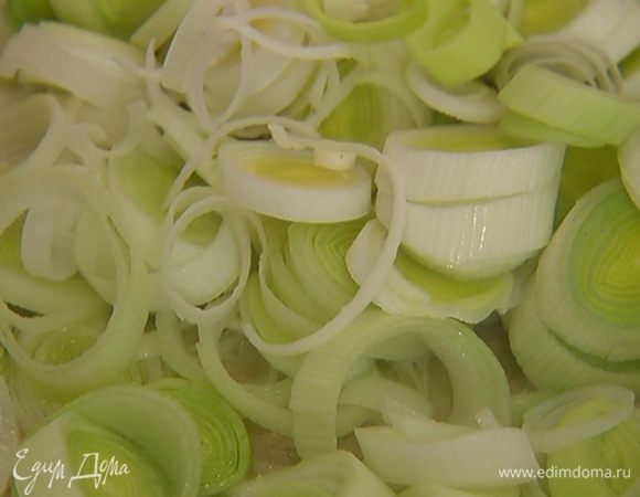 Светлую часть лука-порея нарезать кольцами.