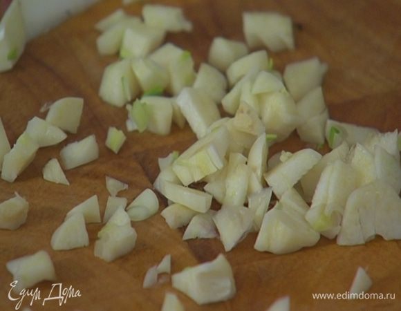 Чеснок почистить, мелко порубить, отправить к порею и перемешать. 