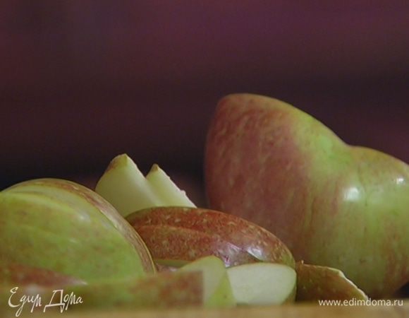 Яблоки, удалив сердцевину, нарезать тонкими дольками и добавить в сковороду.