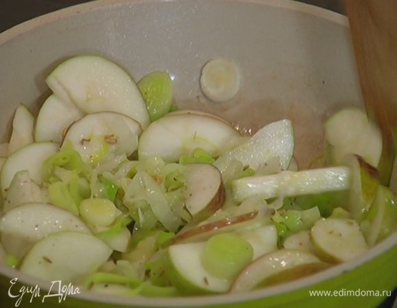 Все перемешать, посолить, посыпать черным и розовым перцем, семенами фенхеля и обжарить до полуготовности.