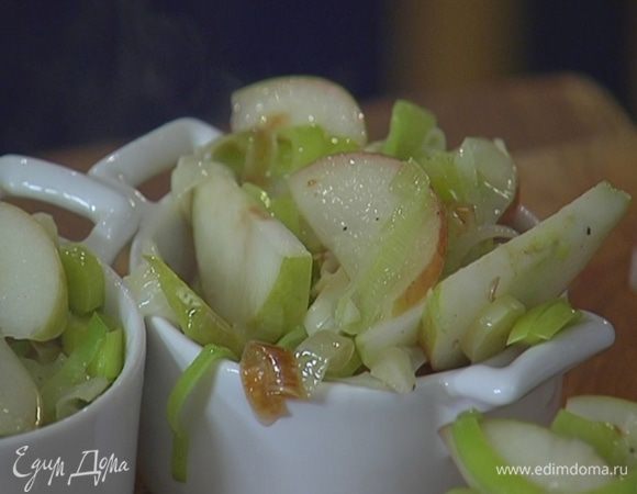 Небольшие керамические формы смазать оставшимся оливковым маслом, выложить в них купаты, сверху поместить яблоки с луком и полить оставшимся в сковороде соусом.