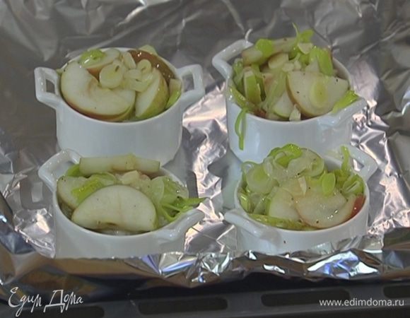 Противень выстелить фольгой, поставить на него формы и запекать в разогретой духовке 15 минут.