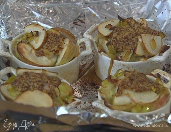 Убавить температуру в духовке до 180°С, выложить в каждую форму по чайной ложке горчицы и запекать еще 5 минут.