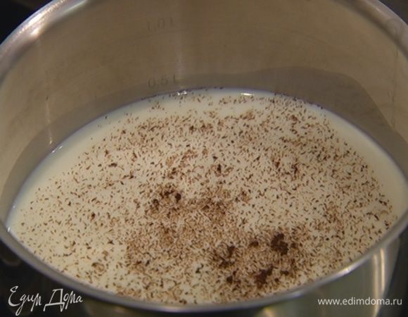 Приготовить мороженое: молоко влить в кастрюлю, добавить ванильную пудру (мелко смолотый стручок ванили) и довести до кипения.