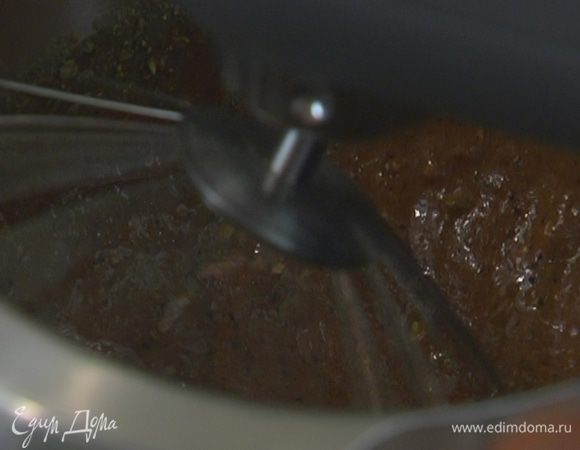 Соединить в комбайне 2 яйца, 2 желтка и 200 г сахара демерара, все вымешать.