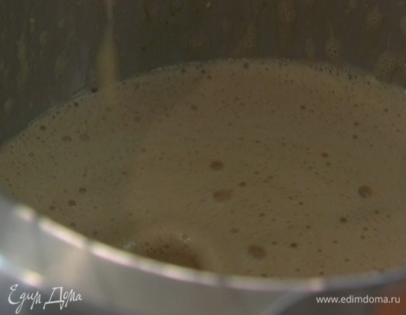 Не выключая комбайна, влить горячее молоко и вымешивать, пока не получится однородная масса.