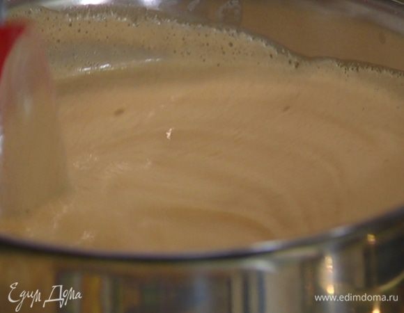 Перелить молоко с яйцами обратно в кастрюлю и, непрерывно помешивая, прогревать на небольшом огне, пока крем не загустеет.