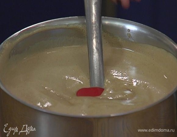 Снять кастрюлю с огня и перемешивать крем еще некоторое время, затем полностью остудить (можно перелить в предварительно охлажденную в морозилке посуду).