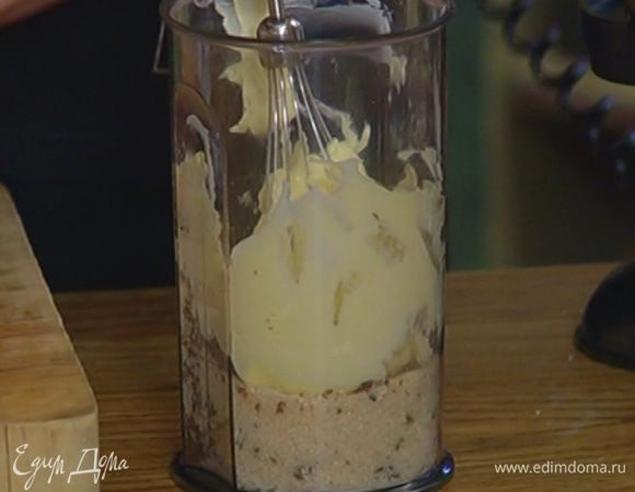 Приготовить печенье: предварительно размягченное сливочное масло и весь сахар взбить в блендере насадкой-венчиком, добавить яйцо, взбить еще немного, затем вымешать лопаткой, чтобы не осталось комочков.