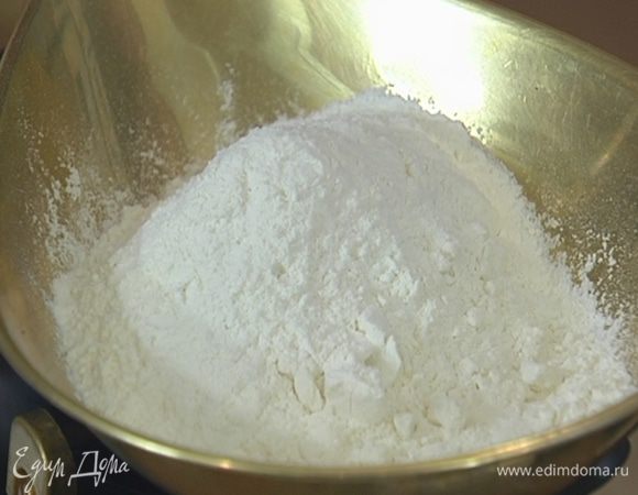 Муку перемешать с разрыхлителем и солью.