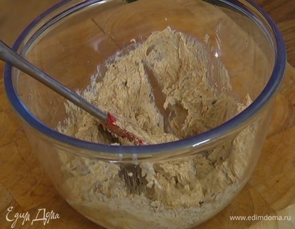 В яично-сливочную массу добавить какао, щепотку ванильной пудры, все вымешать, затем порциями всыпать муку, каждый раз вымешивая, — тесто не должно получиться слишком крутым.